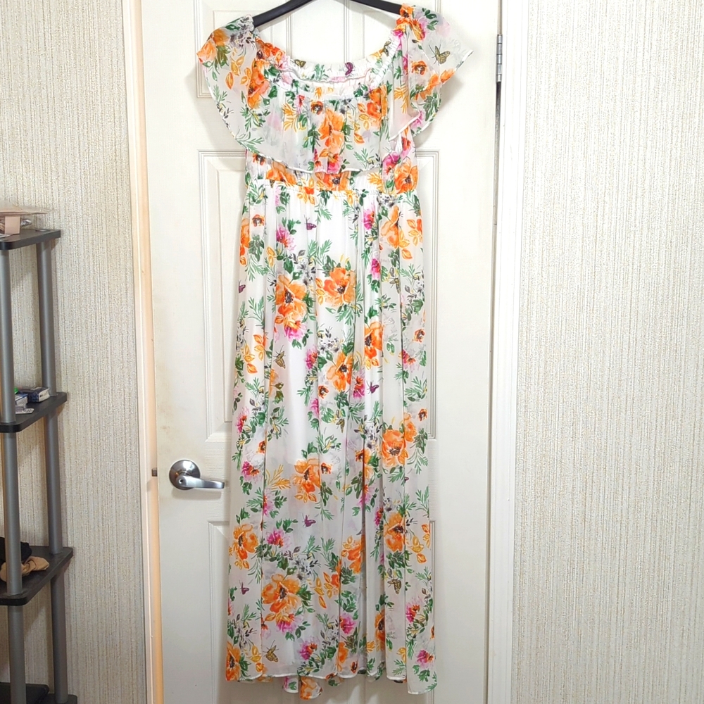 Torrid 00 white floral. Lined maxi off the shoulder dress.